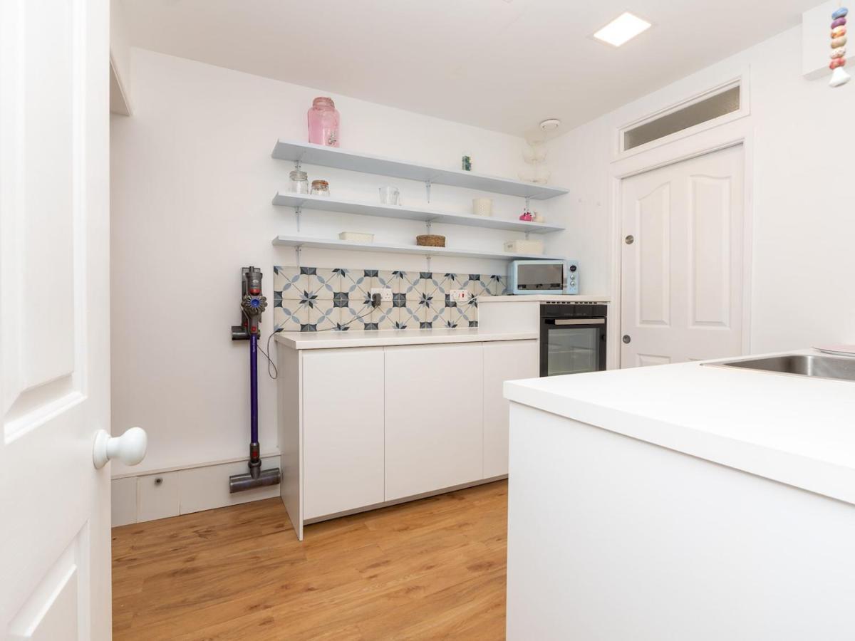 Pass The Keys Spacious Family Home With Parking Bath Exterior photo