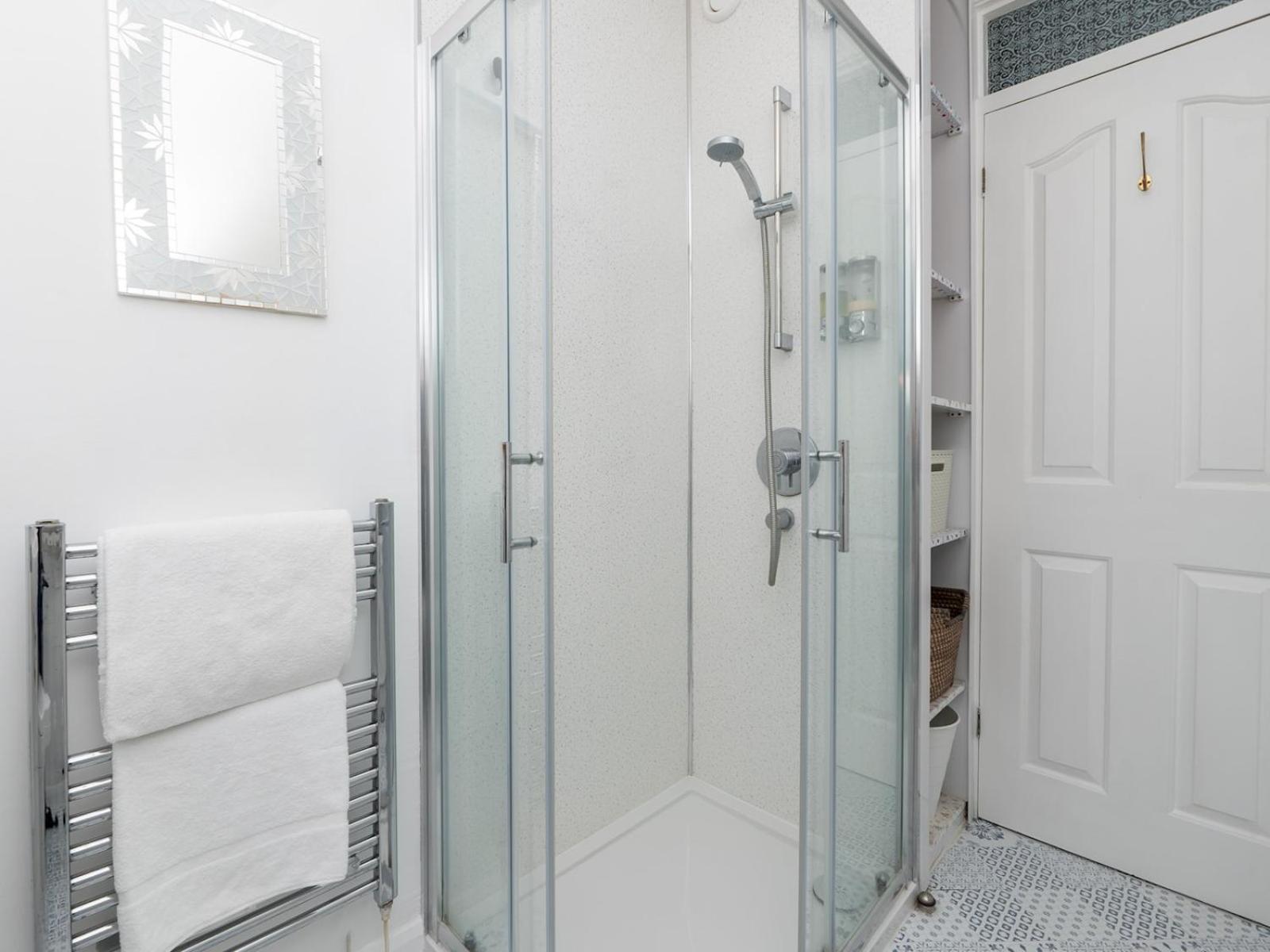 Pass The Keys Spacious Family Home With Parking Bath Exterior photo